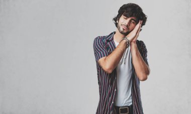 Rahat ve huzurlu, uyku jest arıyorum genç yakışıklı adam yorgun ve çok uykulu