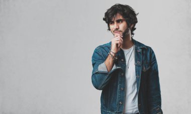 Şüphe ve karışık, düşünme, bir fikir ya da bir şey hakkında endişeli genç yakışıklı adam