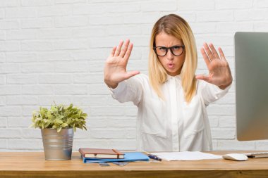 Görevleri ciddi ve kararlı, önde, el koyarak yapmak onun masanın üzerinde dur jest, oturan genç öğrenci portresi inkar kavramı