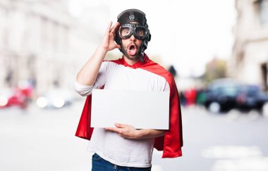 beyaz bir afiş tutarak süper kahraman