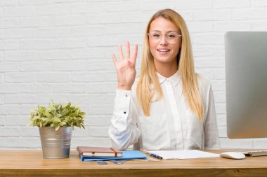 Gösterilen dört numaralı, sayma sembolü, matematik, kendinden emin ve neşeli kavramı görevleri yapmak onun masasına oturan genç öğrenci portresi