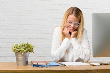 Genç öğrenci görevleri çok mutlu ve heyecanlı, yapmak onun masasına oturan bir zafer ya da başarı, piyango kazanan kutluyor kollar, yetiştirme portresi