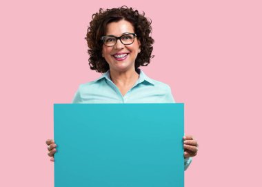 Nerede bir mesaj, iletişim kavramı gösterebilir bir boş poster gösterilen kadın neşeli ve motive, orta yaşlı