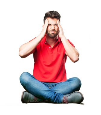 adam oturma sahip beyaz arka plan üzerinde izole baş ağrısı