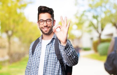 iyi bir jest yapan öğrenci erkek