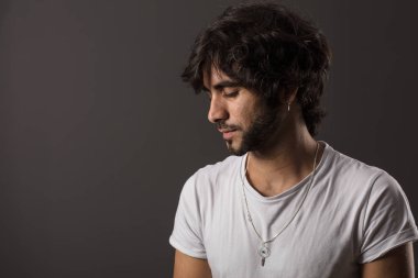 Genç yakışıklı adam neşeli ve kendine güvenen gözleri kapalı 