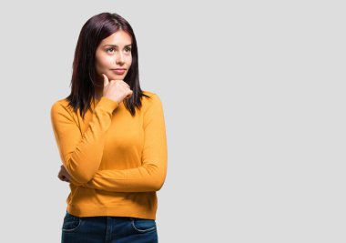 Genç kadın şüphe güzel ve kafası karışık, bir fikir ya da bir şey hakkında endişeli