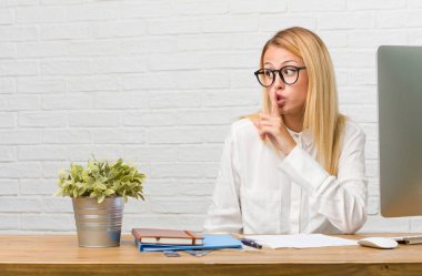 Bir sırrı saklamak veya soran sessizlik, ciddi bir yüz, itaat kavramı için görevleri yapmak masasına oturan genç öğrenci portresi