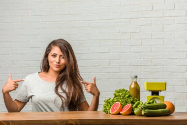 Diyet kavramı. İşaret parmakları, örnek takip etmek, kavramı memnuniyeti, kibir ve sağlık sağlıklı genç bir latin kadın gurur ve kendinden emin, portresi
