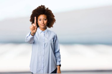 Genç siyah kadının arka plan bulanık bir jest yapması