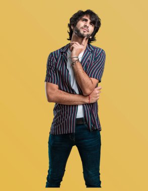 Düşünme ve bakılması, hakkında bir fikir, karışık yakışıklı delikanlı bir çözüm bulmaya çalışıyorum