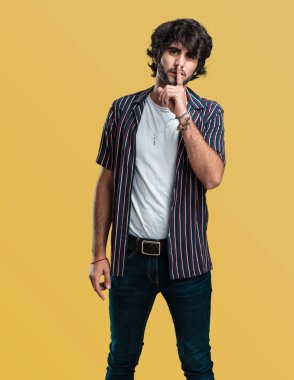 Genç yakışıklı bir sırrı saklamak veya soran sessizlik, ciddi bir yüz, itaat kavramı için adam