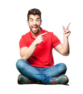 Beyaz arka plan üzerinde izole elleriyle oturan adam dans