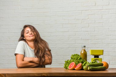 Diyet kavramı. Şüphe ve omuzlar, shrugging sağlıklı genç bir latin kadın kavramı kararsızlık ve güvensizlik, hakkında bir şey belirsiz portresi