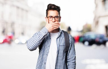 Ağzını kapsayan öğrenci adam