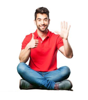 Beyaz arka plan üzerinde izole sayı altı jest yapıyor oturan adam