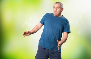 yeşil arka plan bulanık korkuyor olgun adam