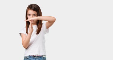 Küçük kız yorgun ve bıkkın, bir zaman aşımı jest yapma tam vücut iş stresi nedeniyle, zaman kavramı son verilmeli