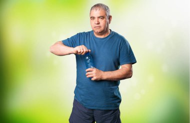 Olgun adam bir su şişesi holding