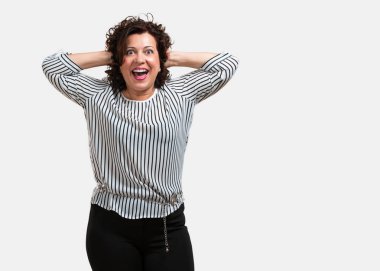 Orta yaşlı şaşırttı ve şok, kadın kazanmak kavramı geniş gözlü, heyecanlı bir teklif veya yeni bir iş arıyor