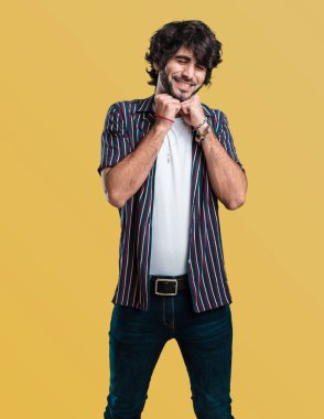 Silah, bir zafer ya da başarı, piyango kazanan kutluyor yükselterek yakışıklı delikanlı çok mutlu ve heyecanlı,