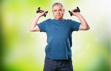 Olgun adam dumbbell ile egzersiz yaparak