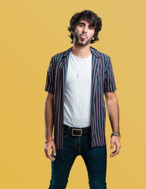 Yakışıklı delikanlı ifade güven ve duygu, eğlenceli ve dostu, dil oyun ya da eğlenceli bir işareti olarak gösterilen