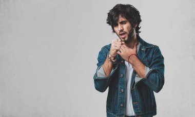 Yakışıklı delikanlı ile boğaz, virüs yüzünden, hasta ve yorgun boğulmuş