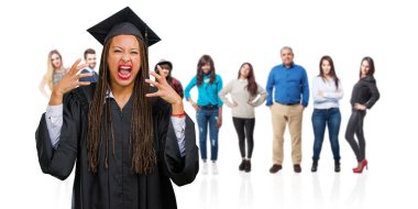 Öfkeli, negatif ve çılgın çığlık örgüler çok kızgın ve üzgün, çok gergin, giyen siyah kadın genç mezun