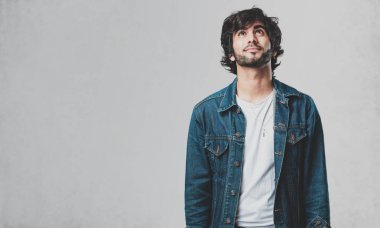 Ararken, bir şey eğlenceli düşünme ve bir fikir, hayal gücü, mutlu ve heyecanlı kavramı olan genç yakışıklı adam