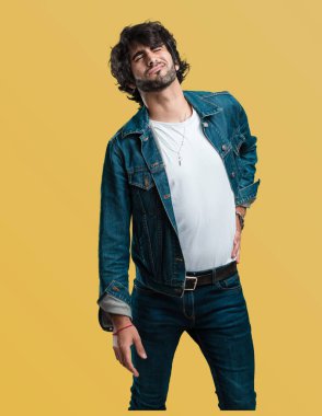 Sırt ağrısı nedeniyle iş stresi, yorgun ve zeki olan genç yakışıklı adam