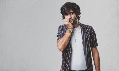 Yakışıklı delikanlı çivi, gergin ve çok endişeli ve gelecek için korkmuş ısırma panik ve stres hissediyor