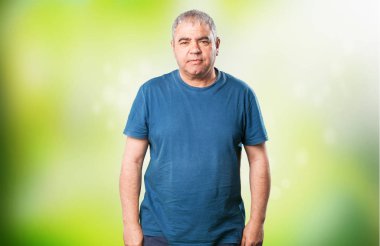 olgun erkek yeşil arka plan bulanık üzerinde gülümseyen