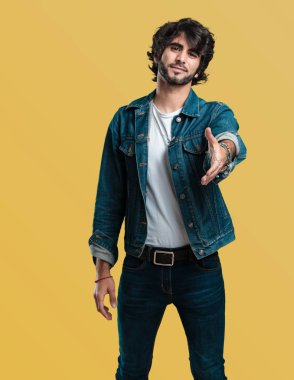 Birisi selamlamak için uzanarak veya yardım, mutlu ve heyecanlı için eller genç yakışıklı adam