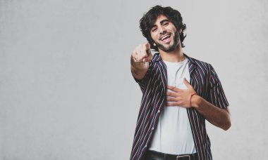 Genç yakışıklı adam bağırıyor, gülen ve başka bir, kavramı alay alay ve uncontrol