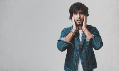 Yakışıklı delikanlı eller, kızgın ve bazı ses işitme yorgun kulaklarıyla kapsayan