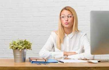 Görevleri şüphe ve karışık, düşünme, bir fikir ya da bir şey hakkında endişeli masasına oturan genç öğrenci portresi