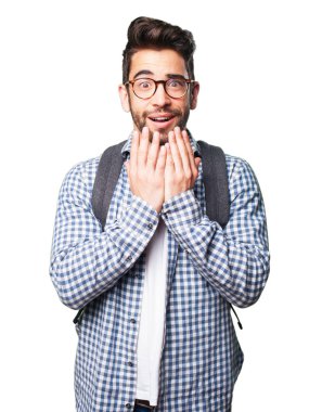 Beyaz arka plan üzerinde izole korkuyor öğrenci adam