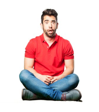 şaşırmış adam izole üzerinde beyaz arka plan oturan