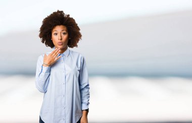 arka plan bulanık sürpriz genç siyah kadın