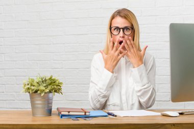 Genç öğrenci şaşırttı ve şok, görevleri yapmak onun masasına oturan kazanmak kavramı geniş gözlü bir teklif veya yeni bir iş, heyecanlı seyir portresi