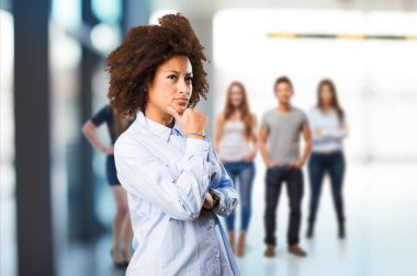 arka plan bulanık insanlarla düşünme genç siyah kadın