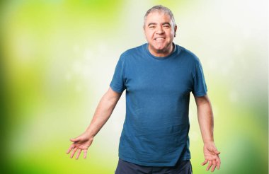 yeşil arka plan bulanık mutlu olgun adam