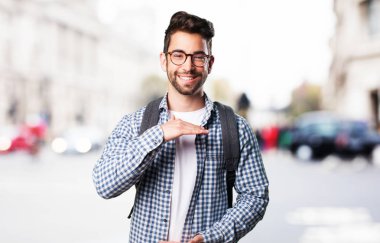 Genç adam arka plan bulanık boyutlandırma