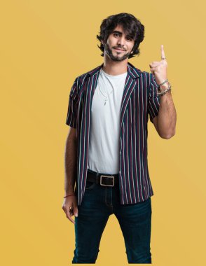 Genç yakışıklı adam gösteren bir numaralı simgesi sayma, matematik, kendinden emin ve neşeli kavramı