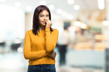 Panik ve stres bir kafeteryada çivi, gergin ve çok endişeli ve gelecek için korkmuş ısırma genç güzel kadın hisseder