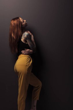 kızıl saçlıya kız koyu arka plan üzerinde stüdyo çekim 