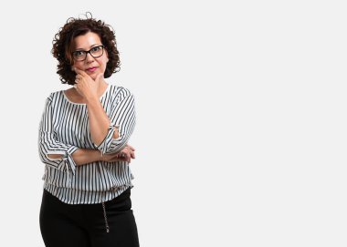 Orta düşünme ve bakılması, hakkında bir fikir karışık kadın yaşlı, bir çözüm bulmaya çalışıyorum