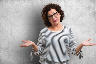 Şüphe ve omuzlar, shrugging kadın kavramı kararsızlık ve güvensizlik, hakkında bir şey belirsiz orta yaşlı