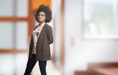 siyah kadın ayakta tam vücut